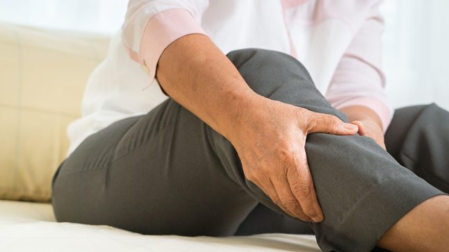 Hoidke sormede liigeseid jalgsi Liigeste artriit valu eemaldamiseks